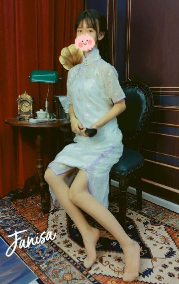 小玲慢慢张开双腿_HDHD在线观看