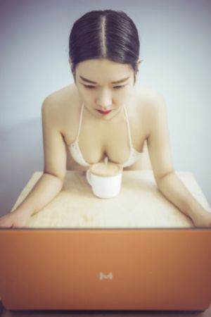 伦理年轻漂亮的岳9_高清电影